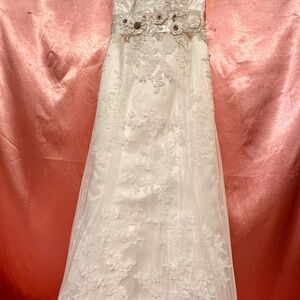 Elegant ivory strapless wedding gown